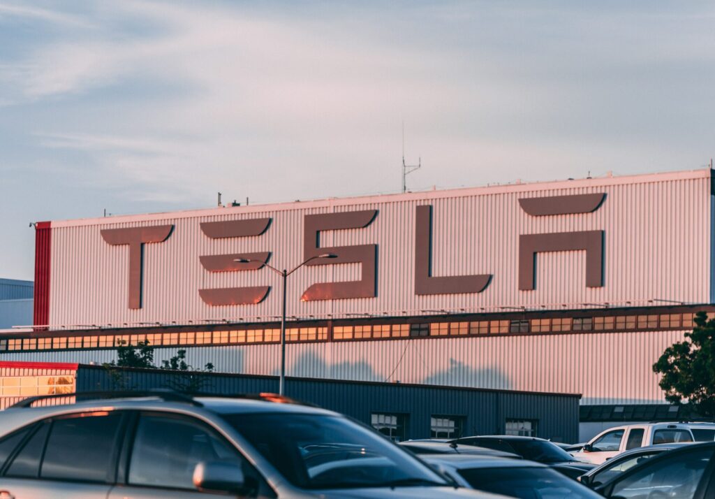 Tesla drops its prices in China